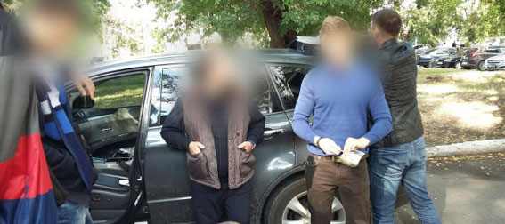 На хабарі у 416 тис. гривень затримали чиновника Дніпропетровської РДА