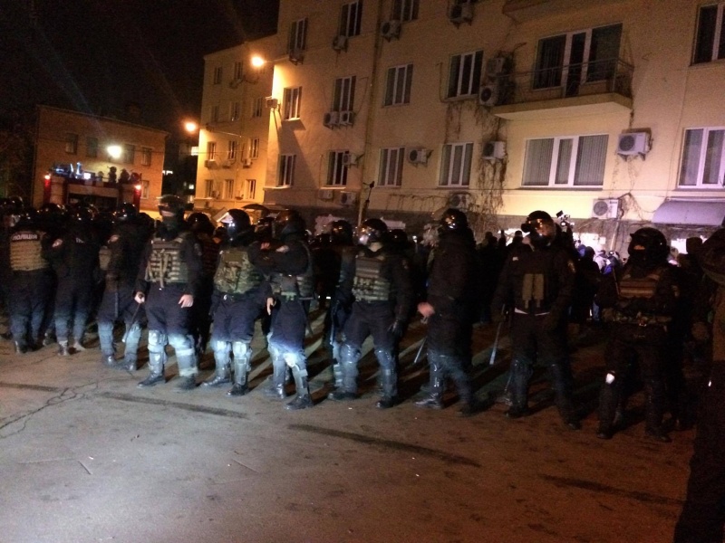 Представители правых организаций разгромили офис Медведчука и отделение "Сбербанка России"