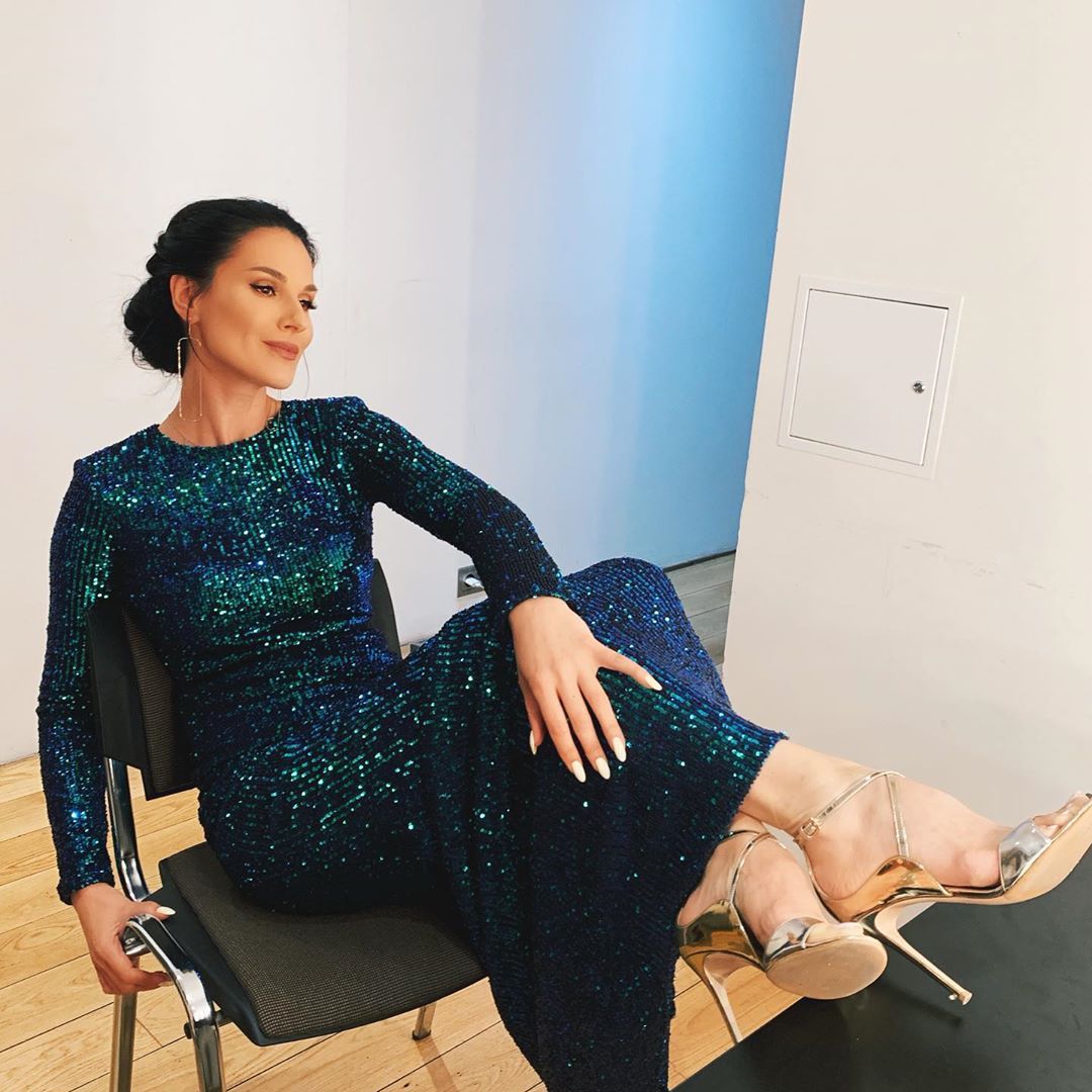 Обольстительная Ефросинина пленила волнительными изгибами в "змеином" платье