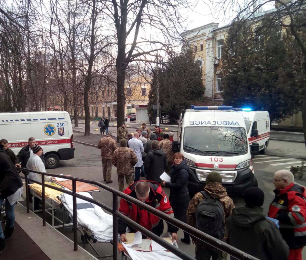 В Киев прибыл борт с ранеными бойцами ВСУ: прострелены конечности