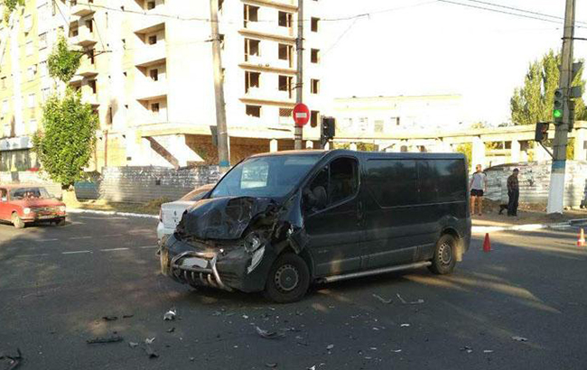 В центре Славянска маршрутка столкнулась с микроавтобусом, трое пострадавших