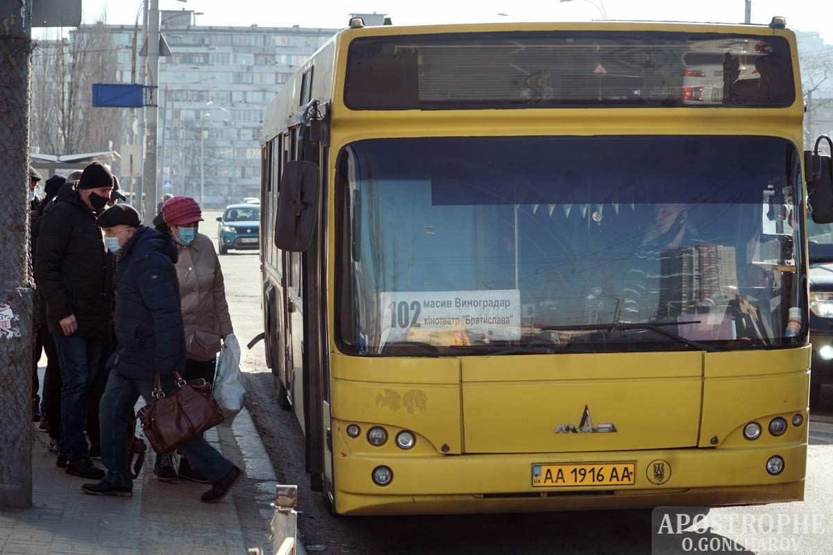 Карантин не помеха: в Киеве водители общественного транспорта ездят без масок