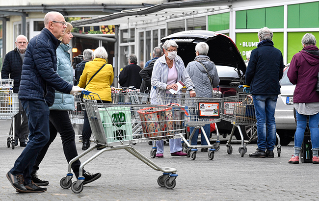 Штрафи, дефіцит, безробіття: що українці говорять про карантин в інших країнах