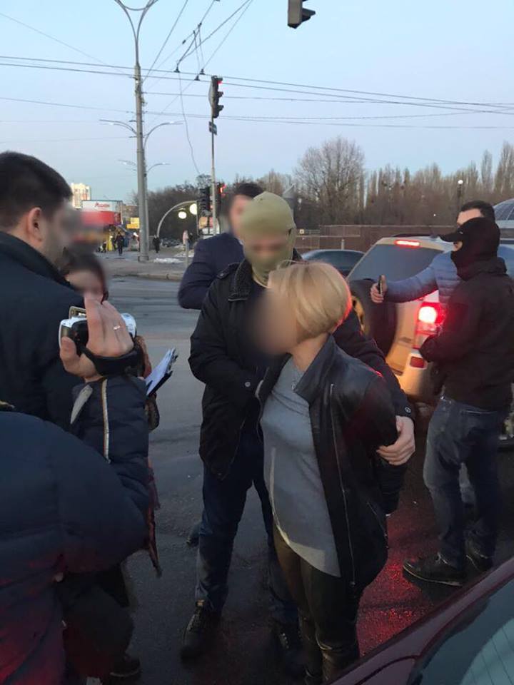 Під Києвом чиновниця однієї з селищних рад отримала хабар автомобілем