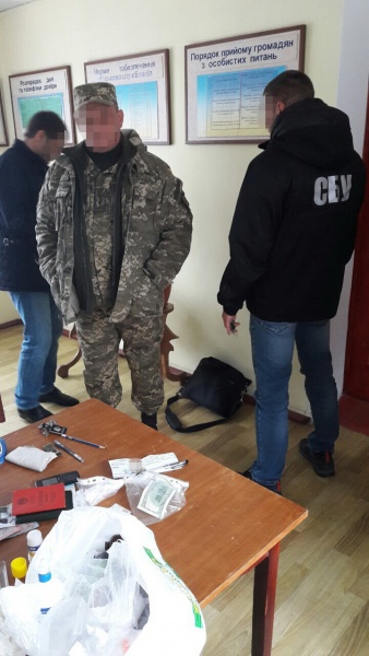 СБУ затримала двох військових, які &quot;продавали&quot; право служити за контрактом