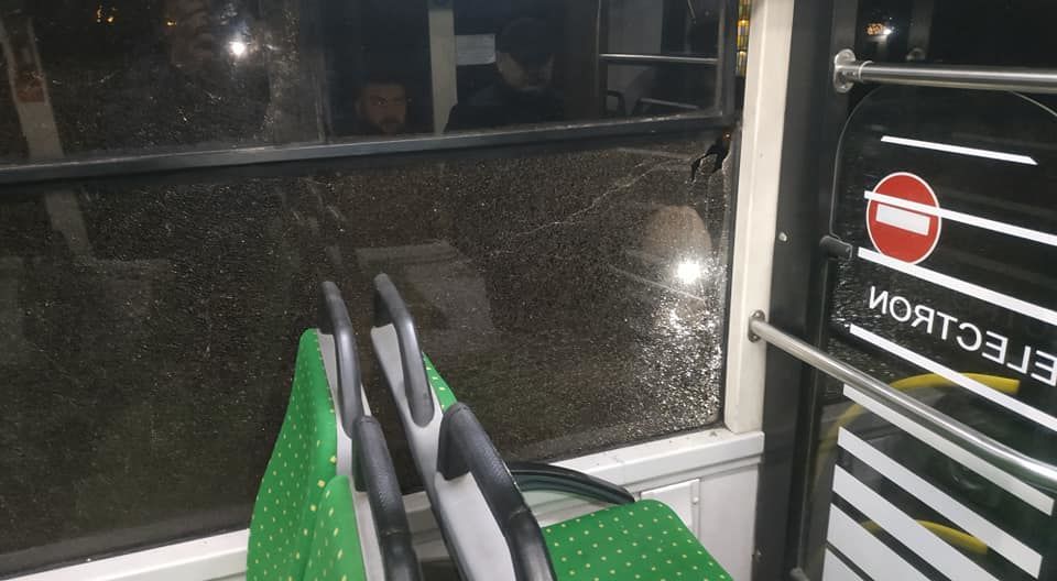 У Львові обстріляли пасажирський автобус: фото і відео інциденту