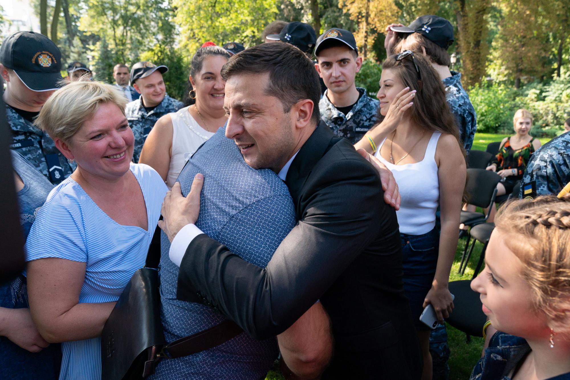 З'явилися зворушливі фото Зеленського зі звільненими з моряками