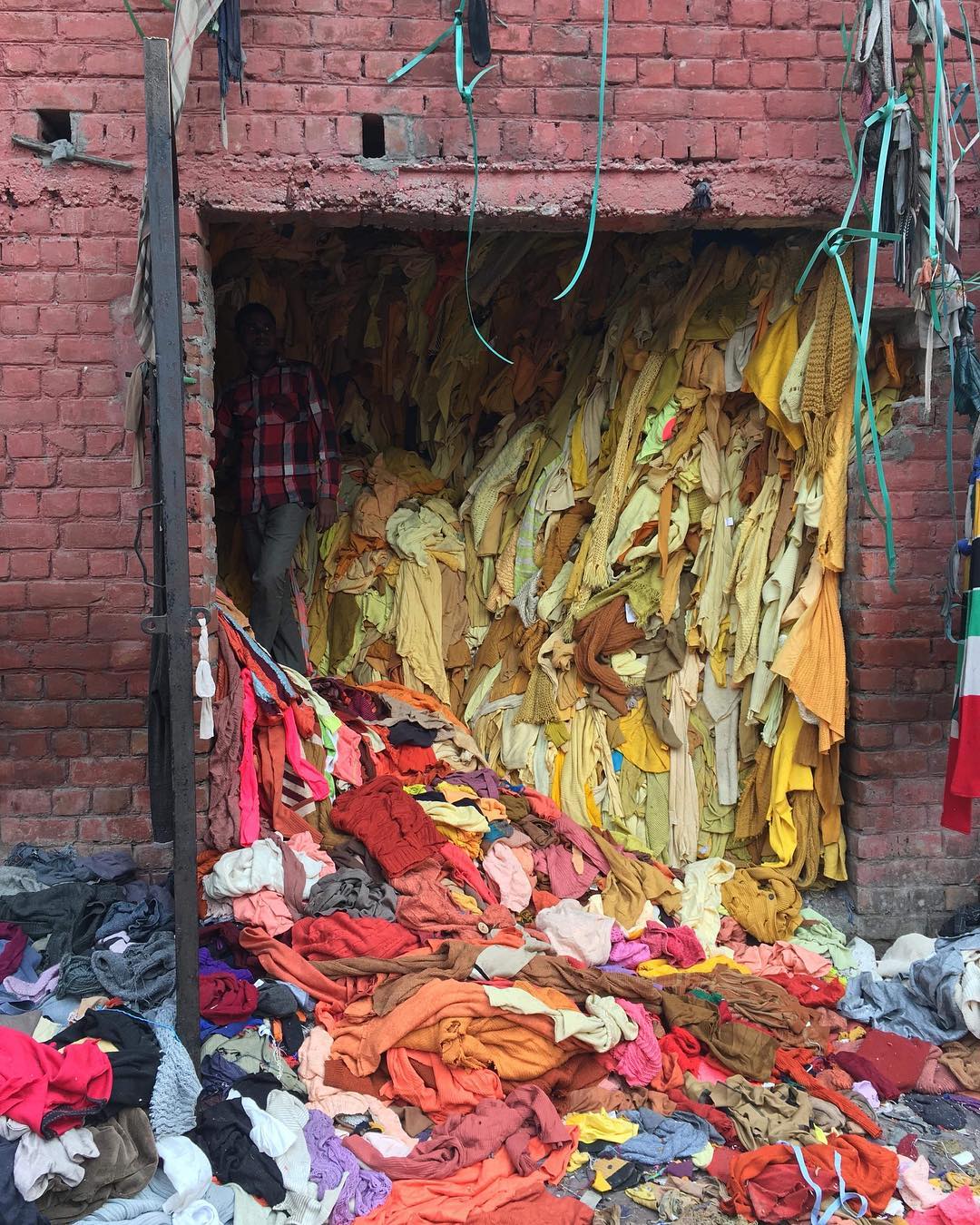 Осознанная мода: как масс-маркет вредит экологии и почему стоит отказаться от &quot;одноразовых&quot; вещей