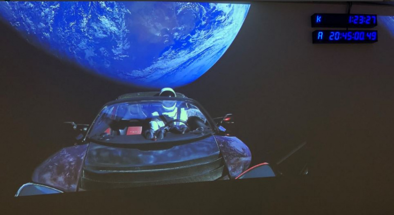 SpaceX успешно запустила ракету Falcon Heavy с автомобилем Tesla