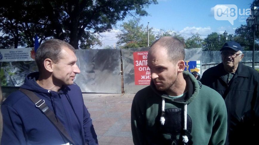 В Одессе возле мэрии произошла потасовка активистов с охраной здания