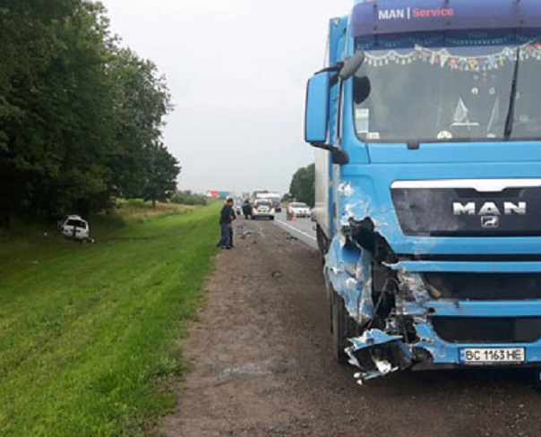 Біля Львова зіткнулись вантажівка та авто, є загибла та постраждалі