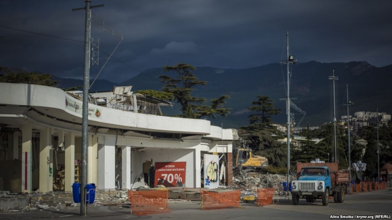 В окупованому Криму зносять торговий комплекс Ахметова