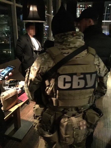 СБУ задержала чиновников военного концерна за вымогательство 900 тыс. долларов