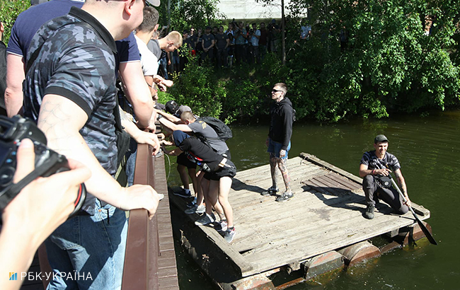 Активисты Нацкорпуса проводят акцию протеста у дома Левочкина