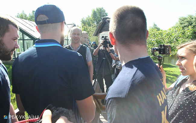 Активисты Нацкорпуса проводят акцию протеста у дома Левочкина