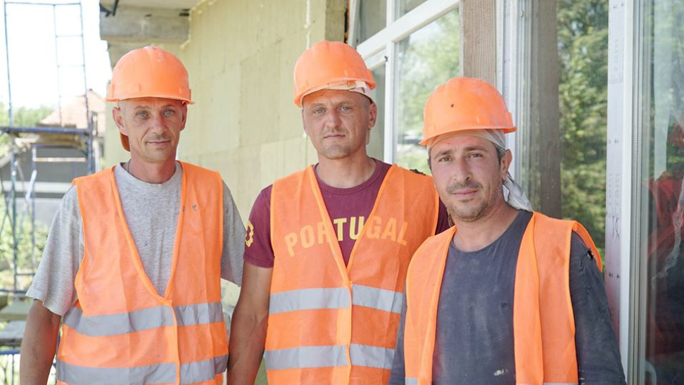 Золотые руки и светлые лица: в сети показали фото работников &quot;Большой стройки&quot;