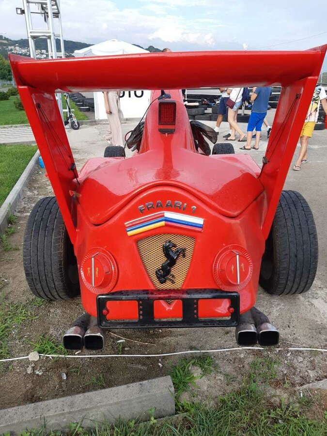 "Запорожець" перетворили на болід Ferrari і виставили на продаж: фото "монстра"