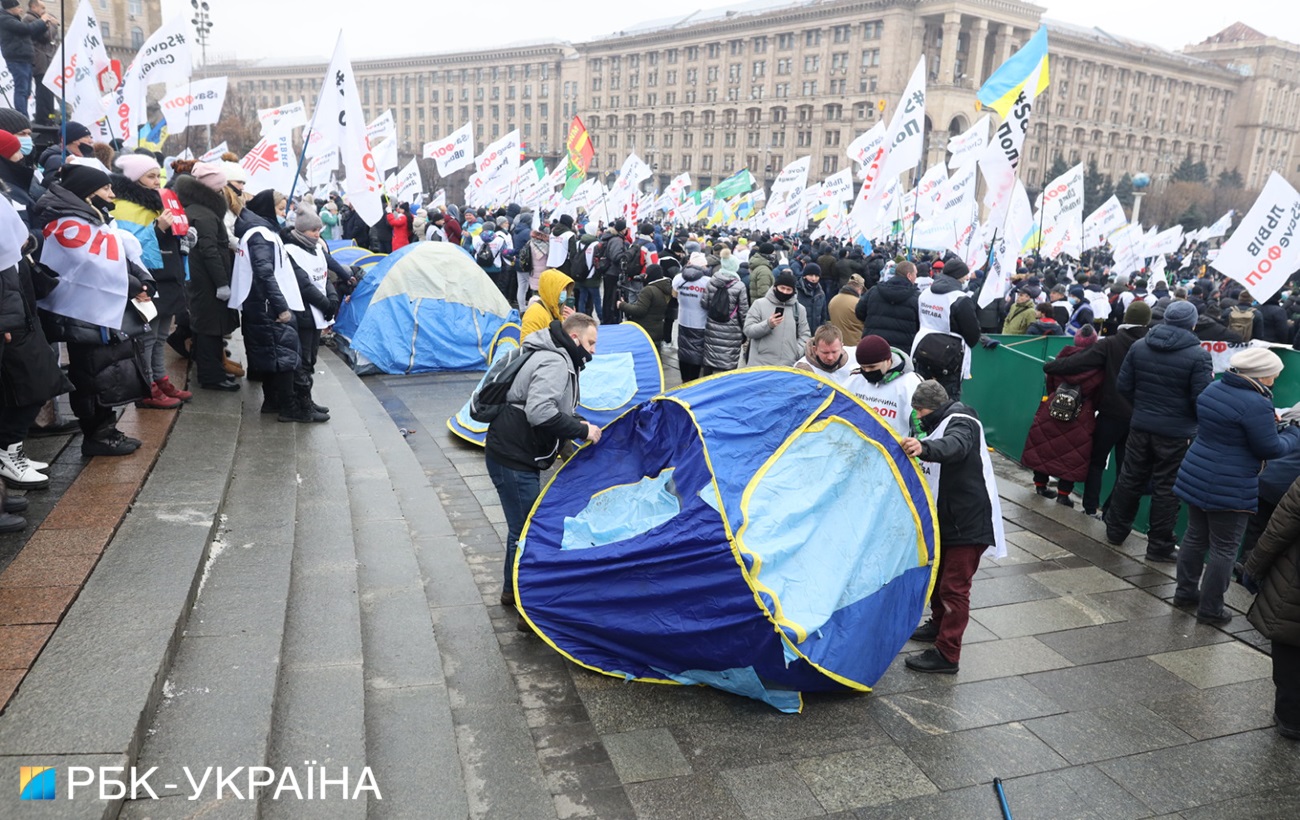 ФОПы установили палатки на Майдане после жестокой драки с полицией (много фото)