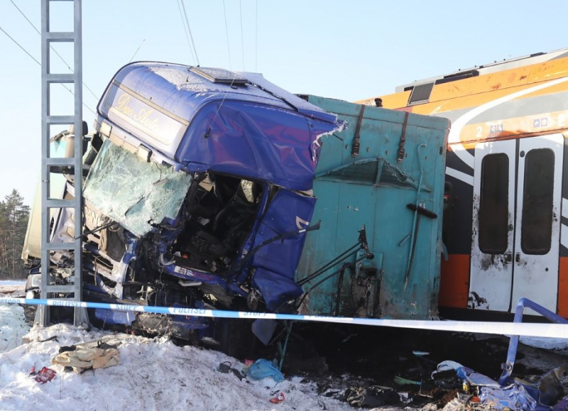 В Естонії поїзд врізався у вантажівку, постраждали 9 осіб