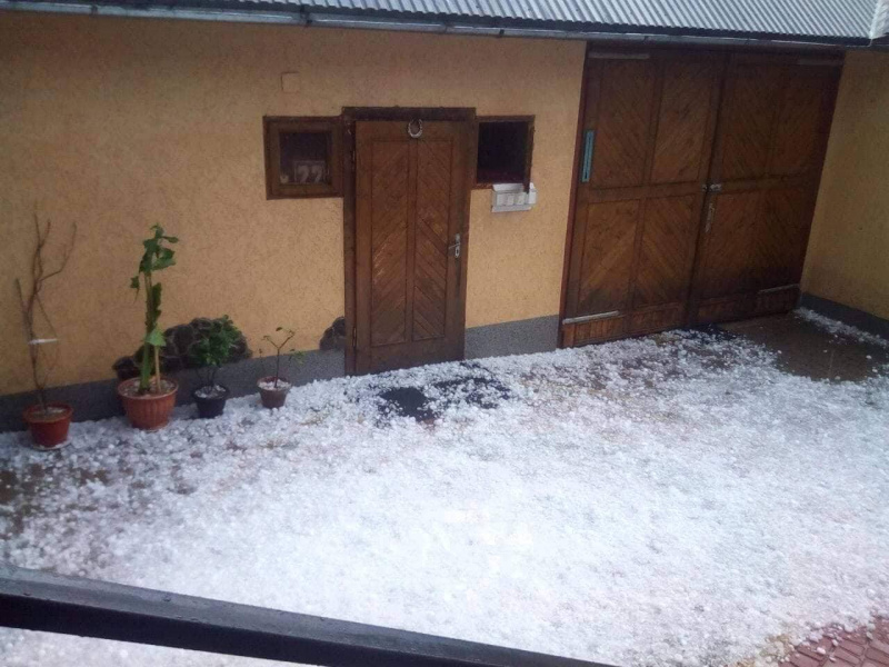 На Закарпатті буревій пошкодив дахи на сотнях будівель