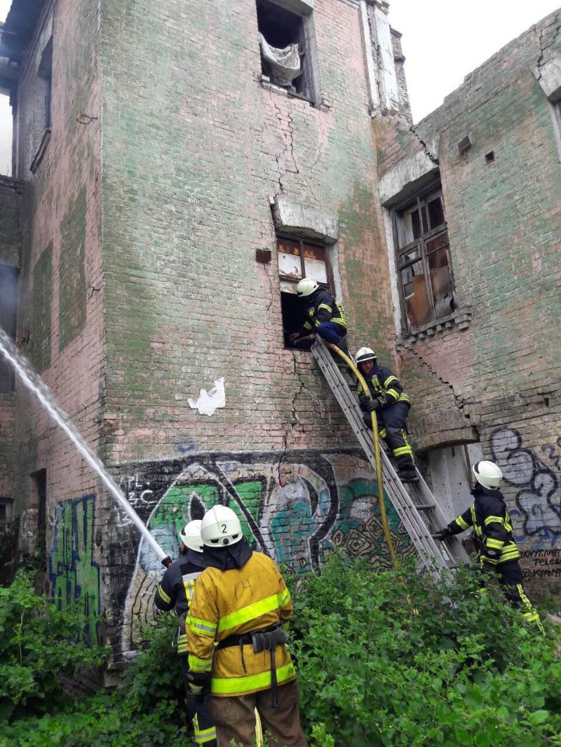 В Киеве на Подоле загорелось аварийное здание