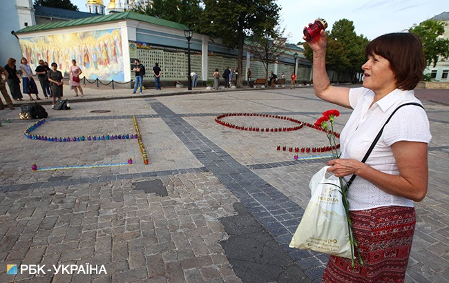 В Киеве проходит акция памяти жертв катастрофы самолета ИЛ-76, сбитого боевиками