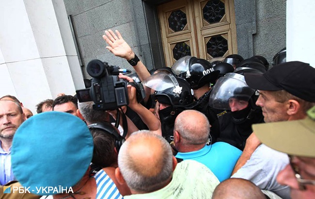 Сутички під Радою: в поліції заявили про 3 постраждалих правоохоронців