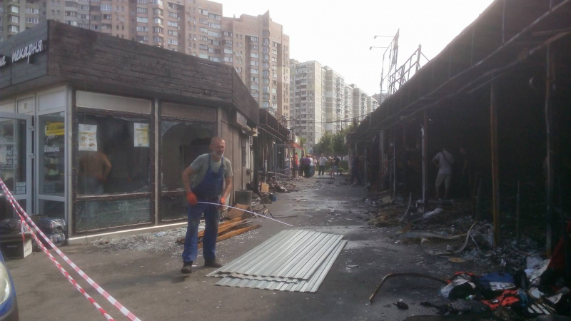 "Забросали бутылками с горючим": в Киеве сгорели дотла торговые ряды (фото)