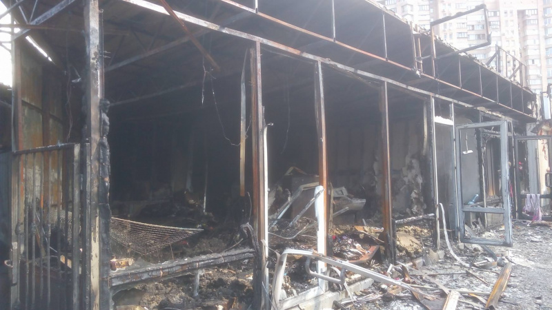 "Забросали бутылками с горючим": в Киеве сгорели дотла торговые ряды (фото)