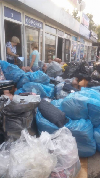 "Забросали бутылками с горючим": в Киеве сгорели дотла торговые ряды (фото)