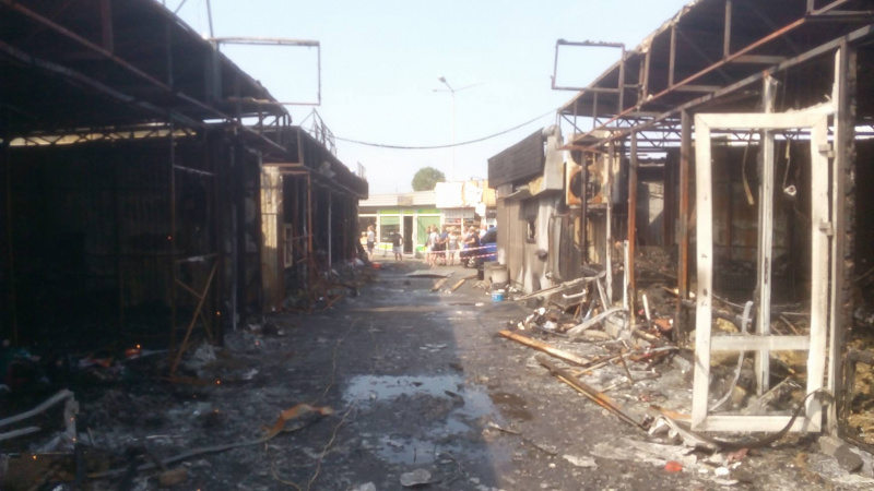 "Забросали бутылками с горючим": в Киеве сгорели дотла торговые ряды (фото)