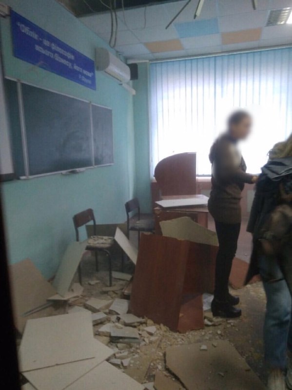 У коледжі Харкова стеля обвалилася прямо на студентів (фото)