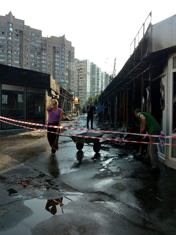 "Забросали бутылками с горючим": в Киеве сгорели дотла торговые ряды (фото)