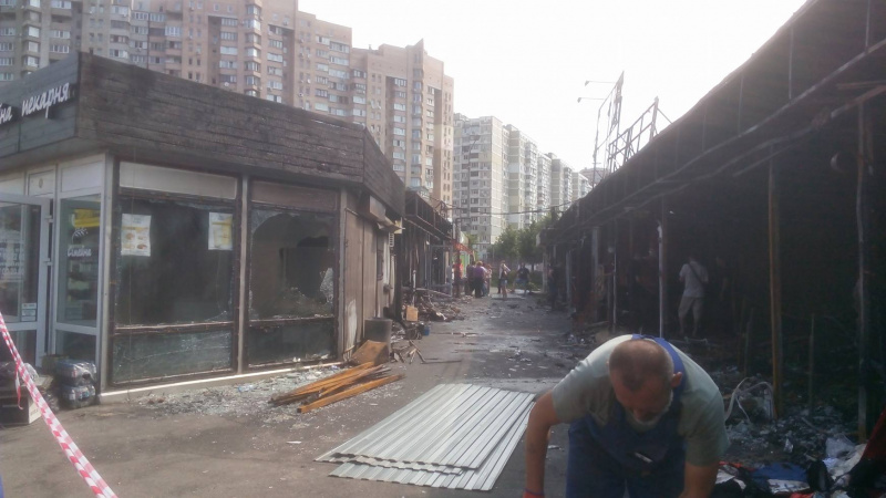 "Забросали бутылками с горючим": в Киеве сгорели дотла торговые ряды (фото)