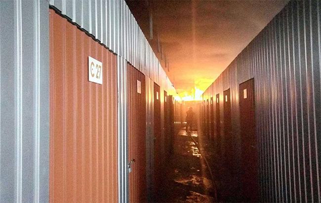 У Києві горіло складське приміщення