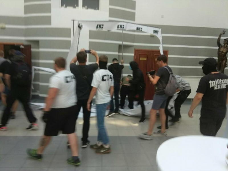 В Києві націоналісти побили політика
