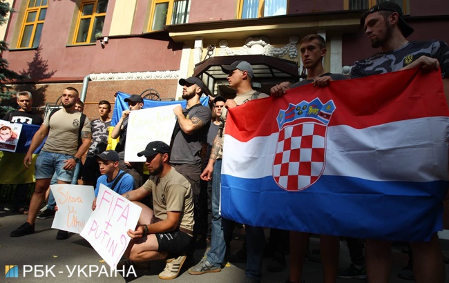 Под посольством Хорватии в Киеве прошла акция поддержки хорватских футболистов