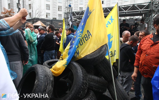Под Радой продолжается митинг владельцев автомобилей на еврономерах (трансляция)