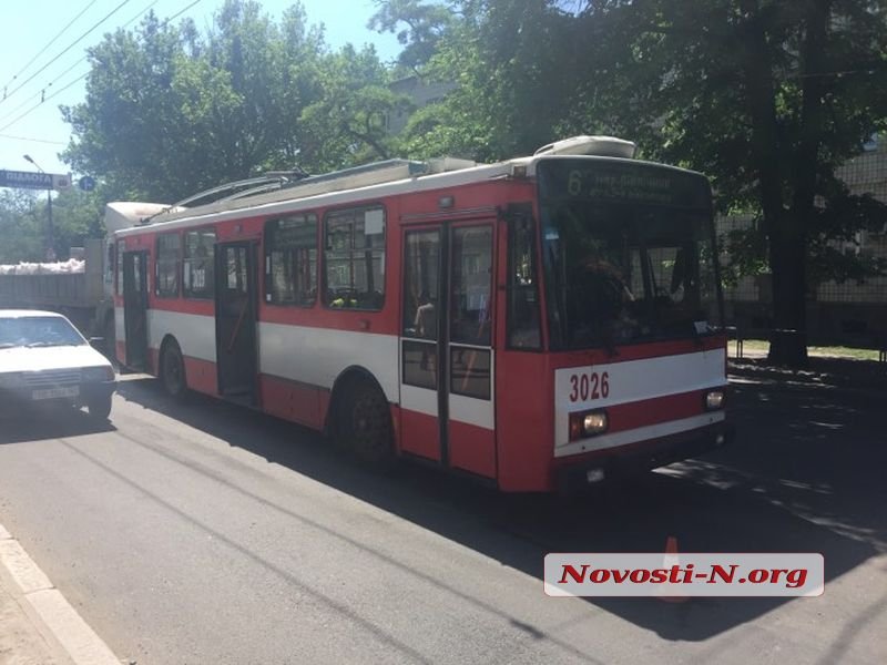 У центрі Миколаєва тягач в'їхав у тролейбус, є постраждалі