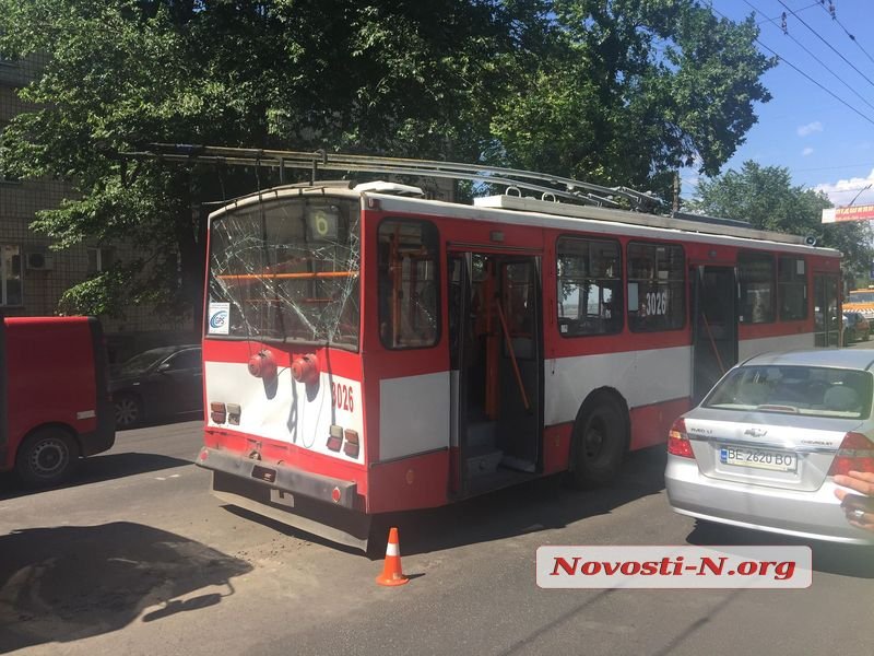 У центрі Миколаєва тягач в'їхав у тролейбус, є постраждалі