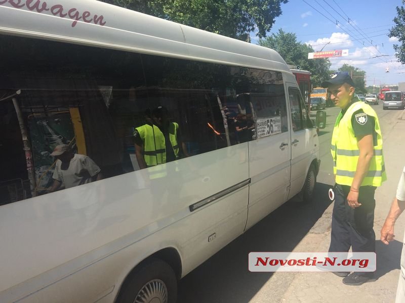 У центрі Миколаєва тягач в'їхав у тролейбус, є постраждалі