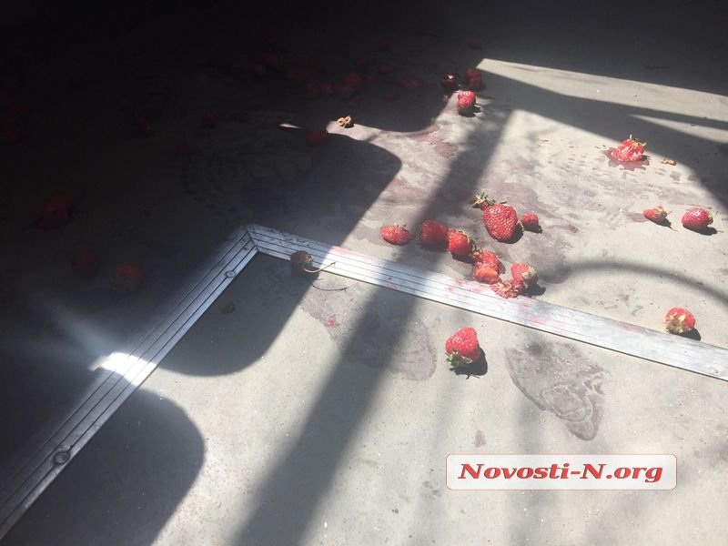 У центрі Миколаєва тягач в'їхав у тролейбус, є постраждалі