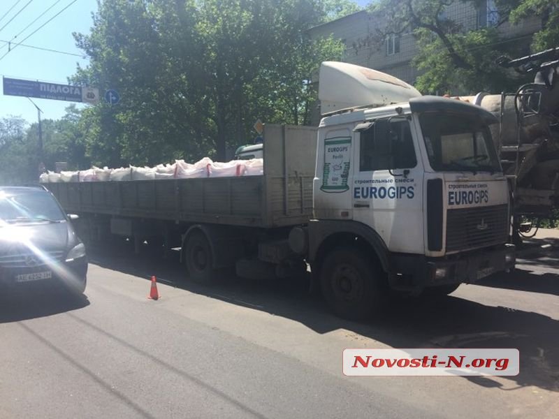 У центрі Миколаєва тягач в'їхав у тролейбус, є постраждалі