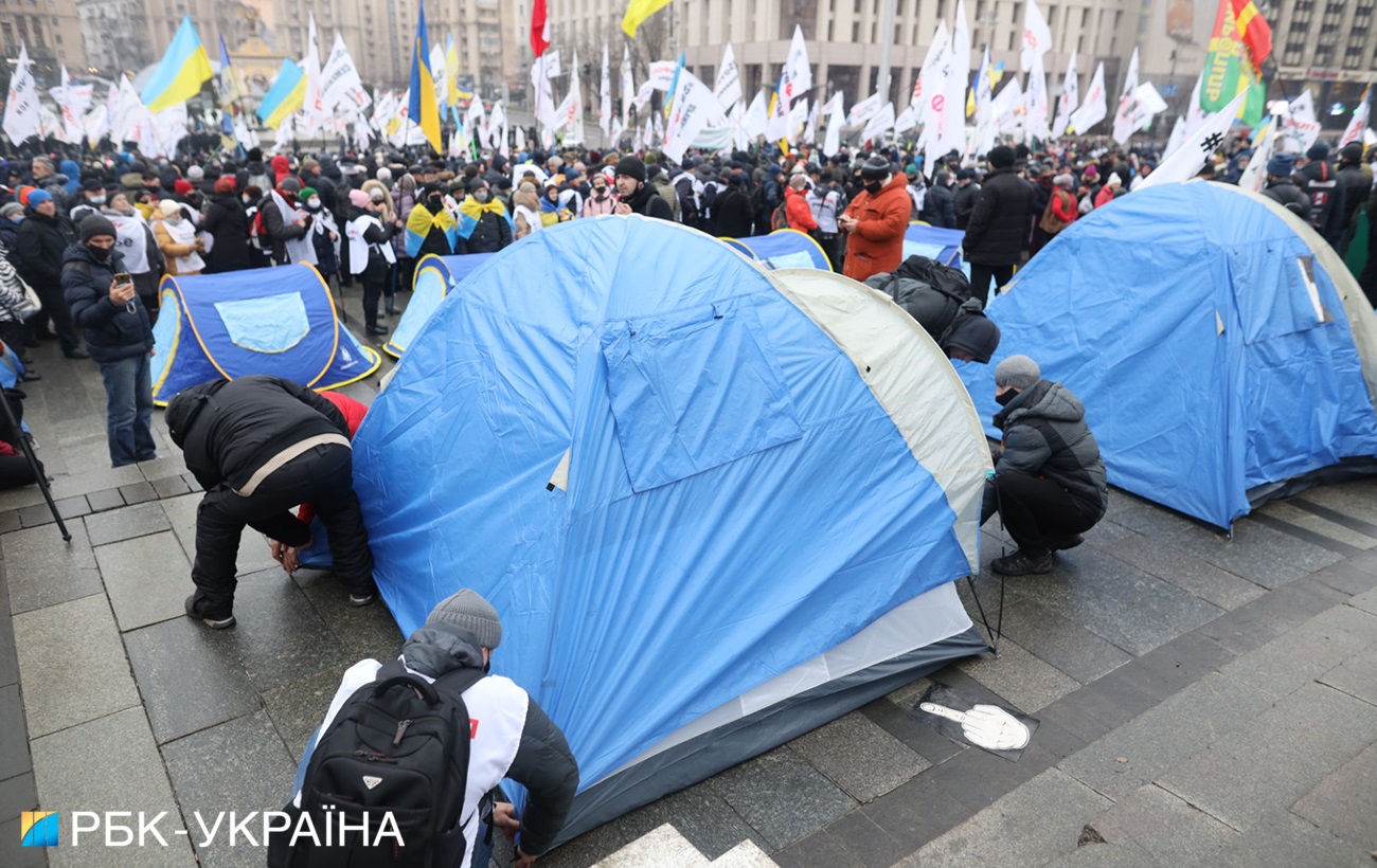 ФОПи встановили намети на Майдані після жорстокої бійки з поліцією (багато фото)