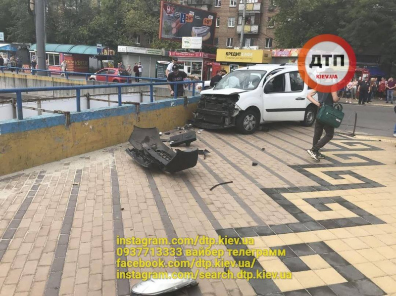 У Києві на Дорогожичах два автомобілі зіткнулися і збили 4 пішоходів, є загиблий