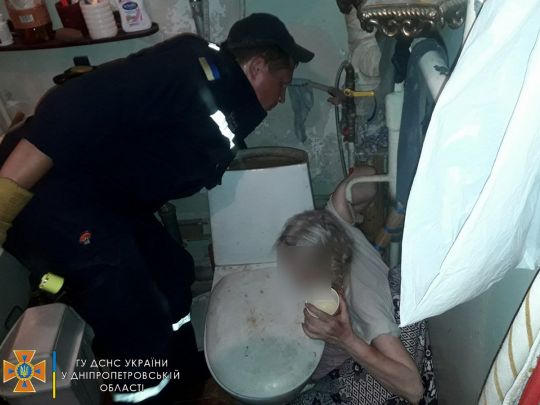 В Днепре женщина стала &quot;заложницей&quot; в туалете: на помощь пришли спасатели
