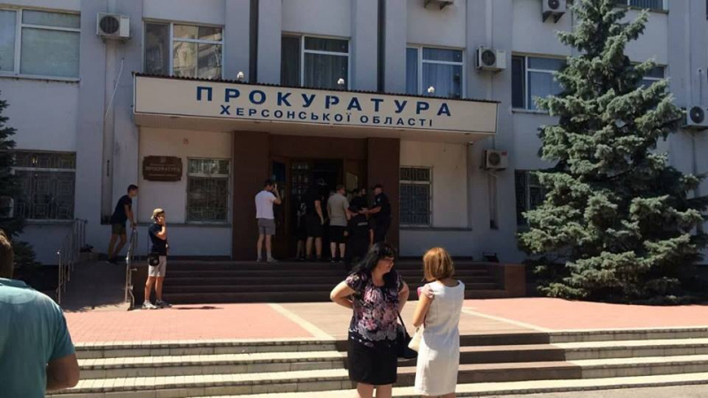В здании Херсонской прокуратуры активисты подожгли петарды