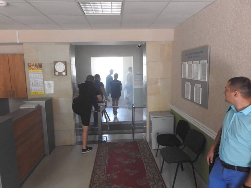 В здании Херсонской прокуратуры активисты подожгли петарды