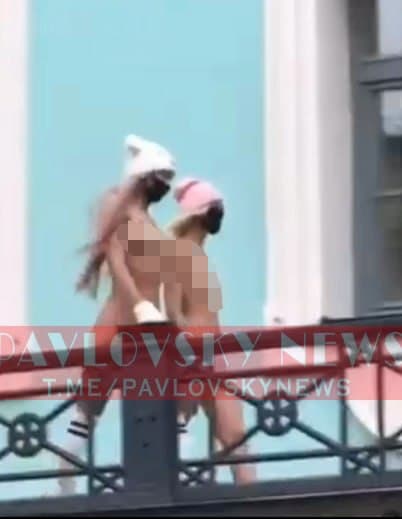 Две голые девушки снимали экстравагантный перформанс возле Андреевской церкви: появилось видео