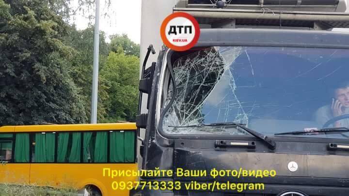 В Киеве маршрутка столкнулась с грузовиком, есть пострадавшие